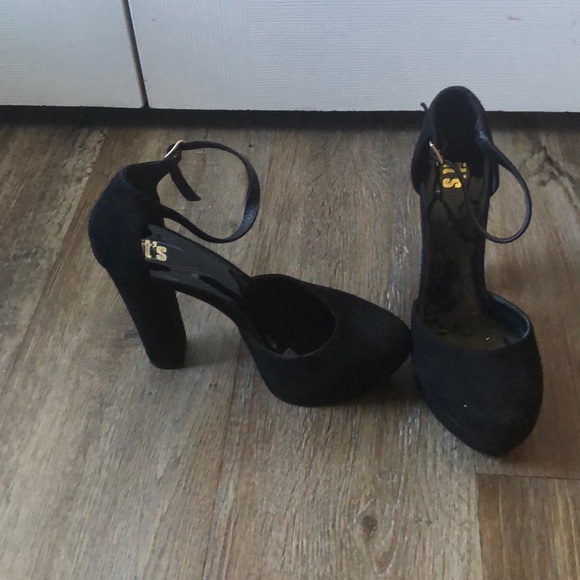 Heels and earrings - Picture 3 of 5